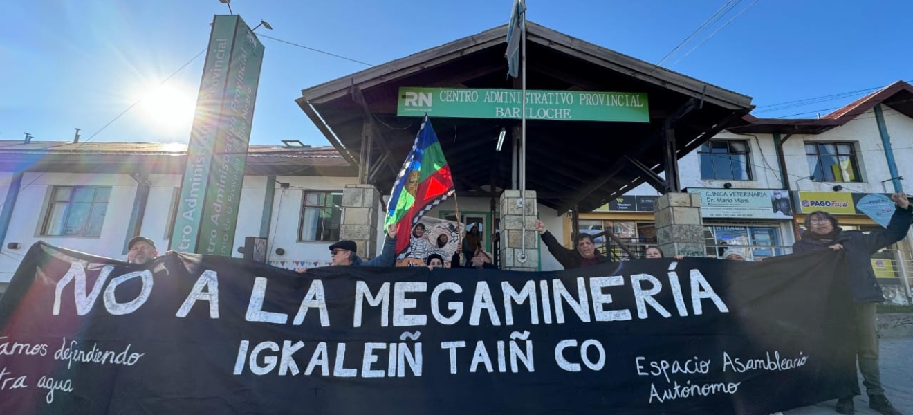 Protesta contra Calcatreu en la oficina en Bariloche de la Dirección de Minería